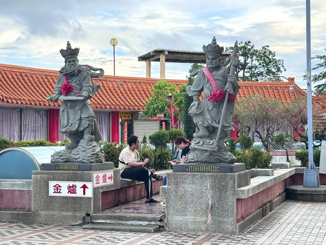 左營元帝廟北極亭|高雄蓮池潭超巨大玄天上帝神像,金雞招財蛋&求籤機好玩又靈驗! @猴屁的異想世界 左營元帝廟北極亭|高雄蓮池潭超巨大玄天上帝神像,金雞招財蛋&求籤機好玩又靈驗! @猴屁的異想世界