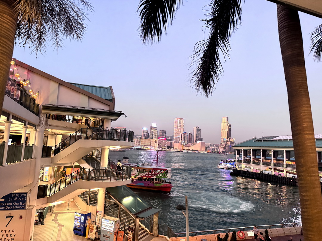 香港摩天輪|中環必玩景點!20元港幣搭上高空賞維多利亞港夜景,還有可愛造景好拍好玩 @猴屁的異想世界 香港摩天輪|中環必玩景點!20元港幣搭上高空賞維多利亞港夜景,還有可愛造景好拍好玩 @猴屁的異想世界