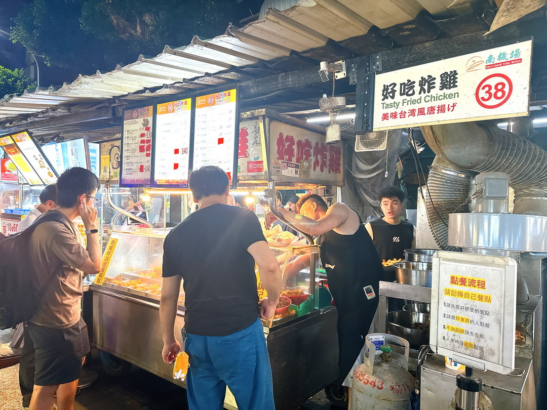 南機場夜市美食|12間必吃人氣小吃推薦,米其林必比登臭豆腐、蚵嗲、沙威瑪、滷肉飯、炸雞通通有 @猴屁的異想世界 南機場夜市美食|12間必吃人氣小吃推薦,米其林必比登臭豆腐、蚵嗲、沙威瑪、滷肉飯、炸雞通通有 @猴屁的異想世界