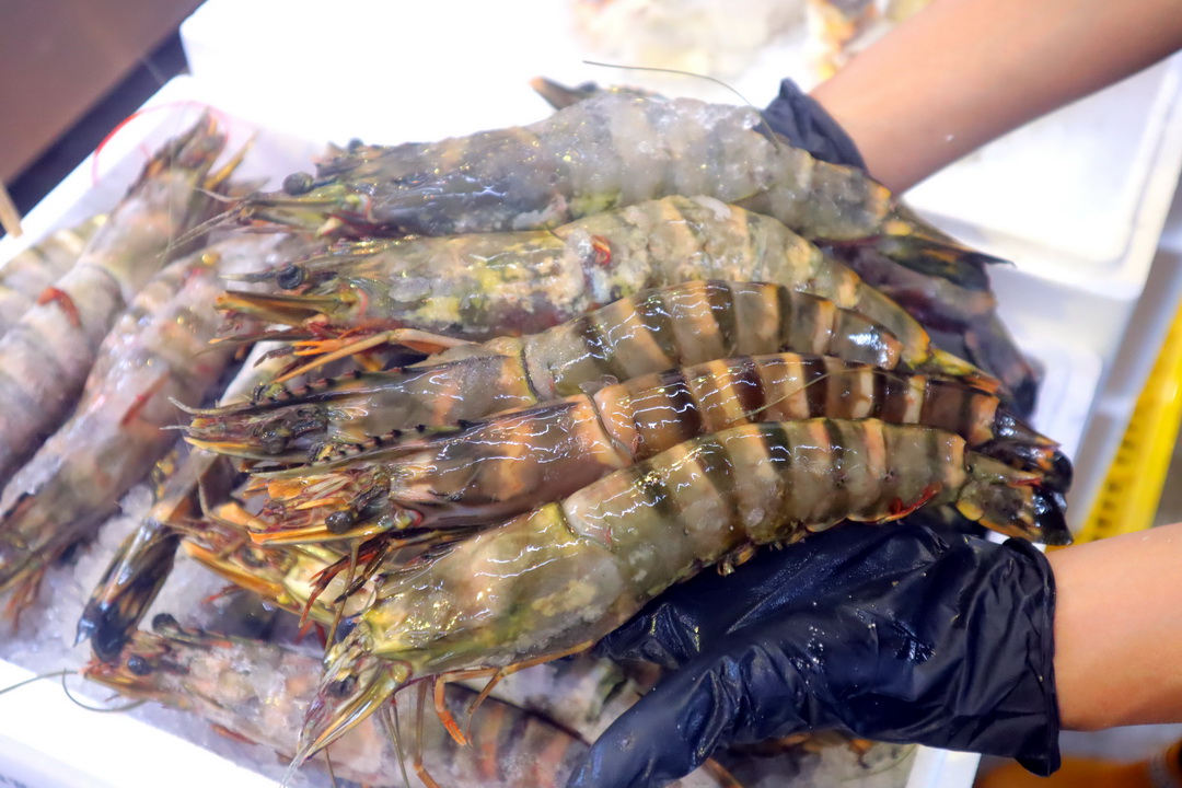 阿布潘水產|台中超狂海鮮市集,現撈龍蝦、生蠔、帝王蟹,中秋烤肉一站買齊! @猴屁的異想世界 阿布潘水產|台中超狂海鮮市集,現撈龍蝦、生蠔、帝王蟹,中秋烤肉一站買齊! @猴屁的異想世界