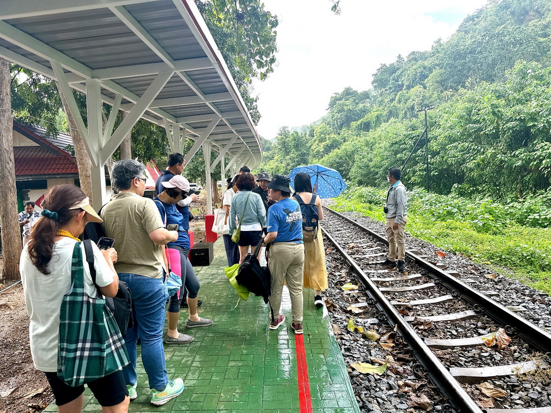 泰國北碧府一日遊｜野生動物園餵長頸鹿、看大象鱷魚表演，死亡鐵路＆桂河大橋拍照 @猴屁的異想世界