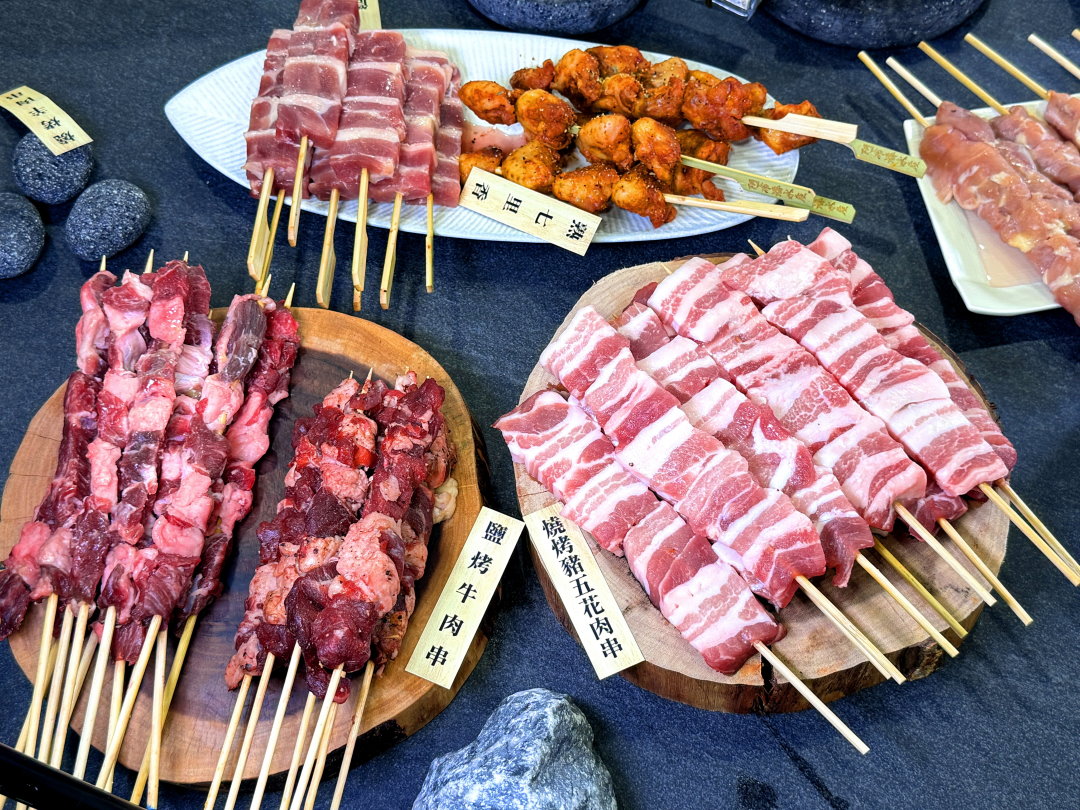 阿布潘水產|台中超狂海鮮市集,現撈龍蝦、生蠔、帝王蟹,中秋烤肉一站買齊! @猴屁的異想世界 阿布潘水產|台中超狂海鮮市集,現撈龍蝦、生蠔、帝王蟹,中秋烤肉一站買齊! @猴屁的異想世界
