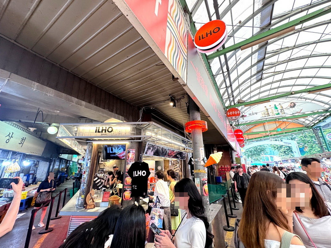 【首爾廣藏市場】人氣爆紅ILHO Coffee，大排隊也要喝的冠軍咖啡，店員顏值超高！ @猴屁的異想世界