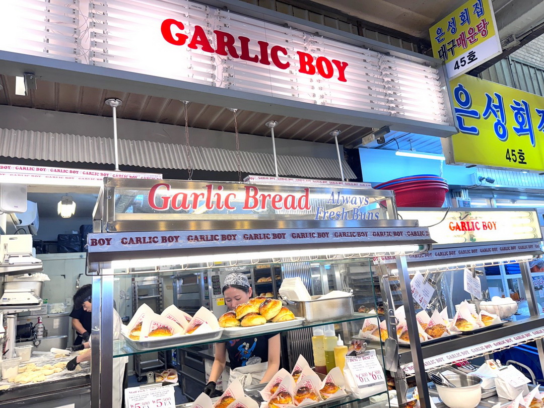 【首爾廣藏市場美食】GARLIC BOY香蒜麵包,爆紅乳酪蒜香麵包必吃,超浮誇餡料排隊也要買! @猴屁的異想世界 【首爾廣藏市場美食】GARLIC BOY香蒜麵包,爆紅乳酪蒜香麵包必吃,超浮誇餡料排隊也要買! @猴屁的異想世界