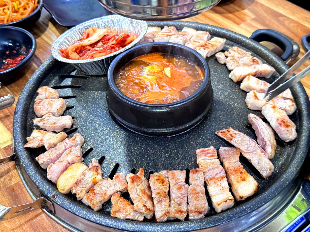 荒謬的生肉弘大店|弘大超狂烤肉吃到飽,每人只要17900韓元,三層肉、梅花肉無限續! @猴屁的異想世界 荒謬的生肉弘大店|弘大超狂烤肉吃到飽,每人只要17900韓元,三層肉、梅花肉無限續! @猴屁的異想世界
