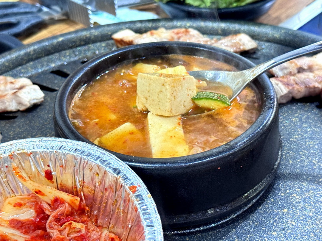 荒謬的生肉弘大店|弘大超狂烤肉吃到飽,每人只要17900韓元,三層肉、梅花肉無限續! @猴屁的異想世界 荒謬的生肉弘大店|弘大超狂烤肉吃到飽,每人只要17900韓元,三層肉、梅花肉無限續! @猴屁的異想世界
