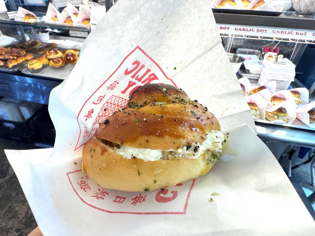 【首爾廣藏市場美食】GARLIC BOY香蒜麵包,爆紅乳酪蒜香麵包必吃,超浮誇餡料排隊也要買! @猴屁的異想世界 【首爾廣藏市場美食】GARLIC BOY香蒜麵包,爆紅乳酪蒜香麵包必吃,超浮誇餡料排隊也要買! @猴屁的異想世界