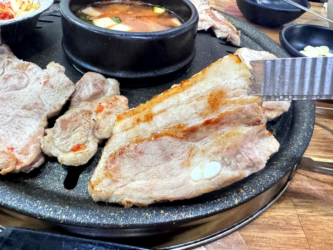 荒謬的生肉弘大店|弘大超狂烤肉吃到飽,每人只要17900韓元,三層肉、梅花肉無限續! @猴屁的異想世界 荒謬的生肉弘大店|弘大超狂烤肉吃到飽,每人只要17900韓元,三層肉、梅花肉無限續! @猴屁的異想世界