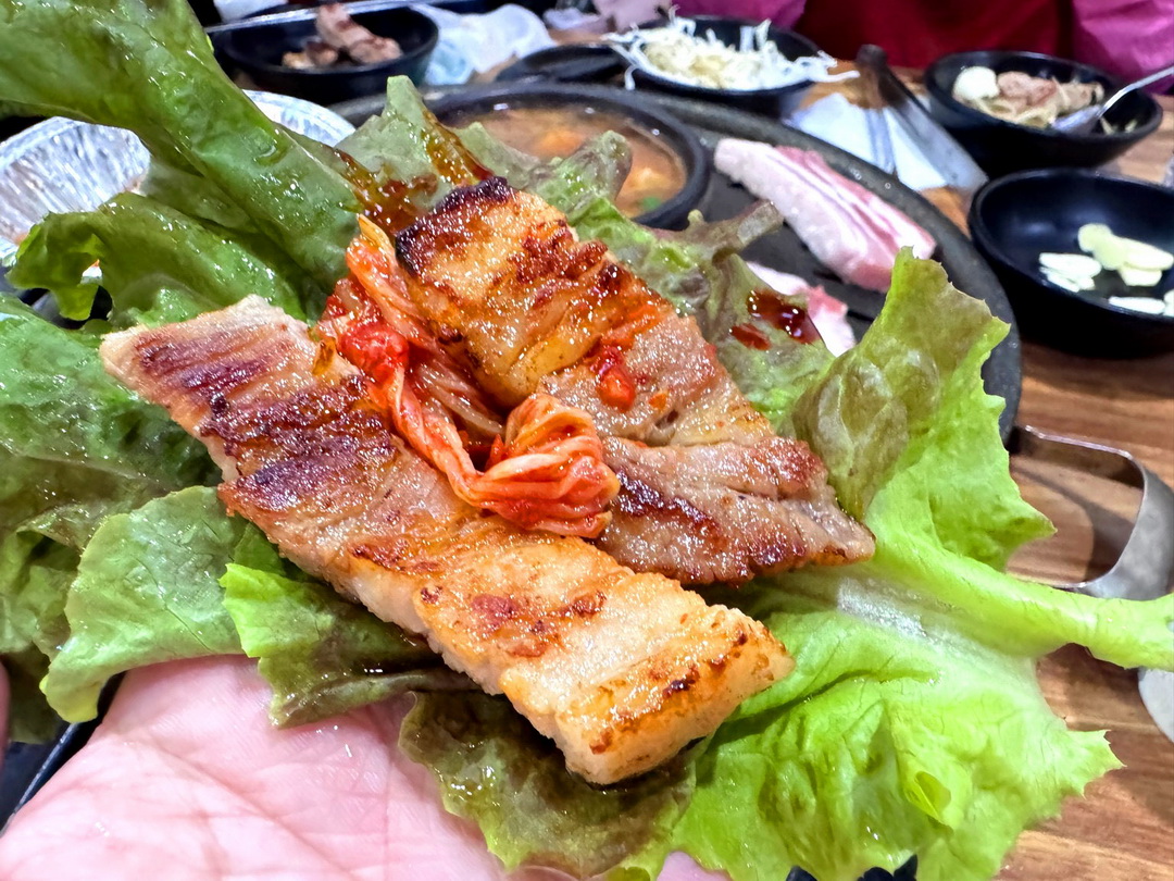 荒謬的生肉弘大店|弘大超狂烤肉吃到飽,每人只要17900韓元,三層肉、梅花肉無限續! @猴屁的異想世界 荒謬的生肉弘大店|弘大超狂烤肉吃到飽,每人只要17900韓元,三層肉、梅花肉無限續! @猴屁的異想世界
