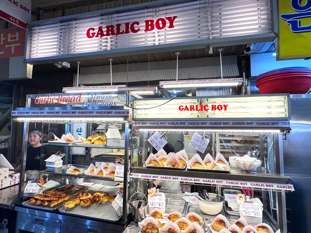 【首爾廣藏市場美食】GARLIC BOY香蒜麵包,爆紅乳酪蒜香麵包必吃,超浮誇餡料排隊也要買! @猴屁的異想世界 【首爾廣藏市場美食】GARLIC BOY香蒜麵包,爆紅乳酪蒜香麵包必吃,超浮誇餡料排隊也要買! @猴屁的異想世界