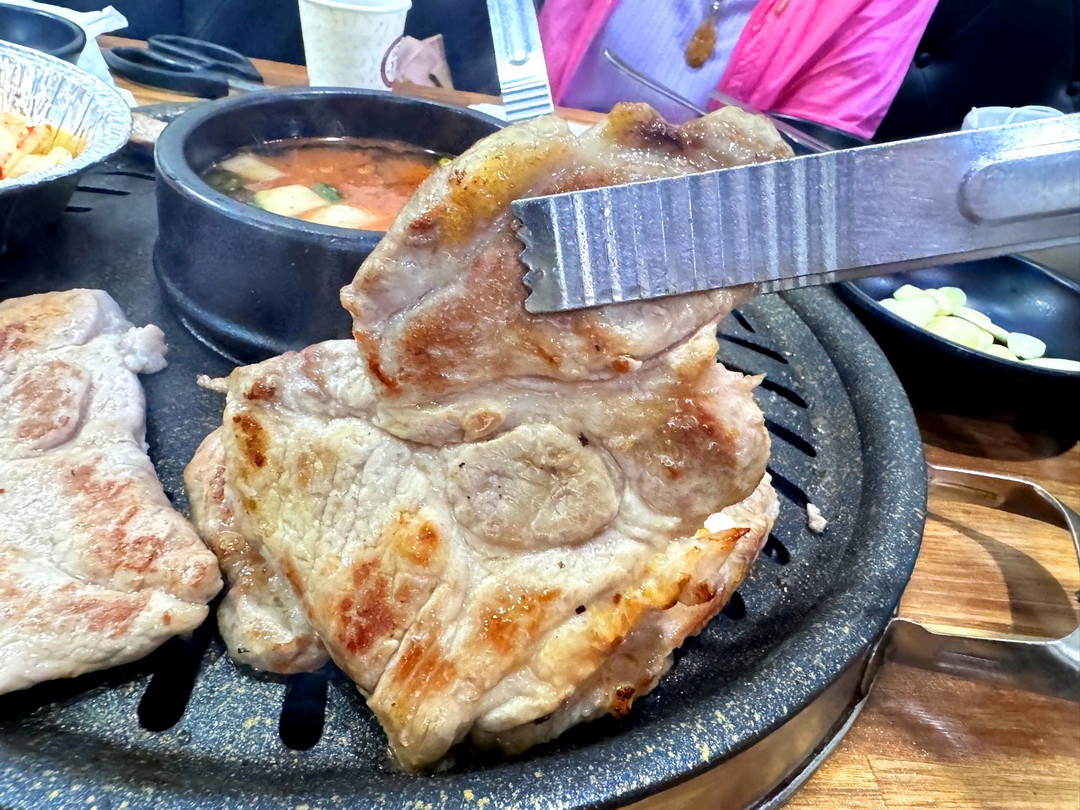 荒謬的生肉弘大店|弘大超狂烤肉吃到飽,每人只要17900韓元,三層肉、梅花肉無限續! @猴屁的異想世界 荒謬的生肉弘大店|弘大超狂烤肉吃到飽,每人只要17900韓元,三層肉、梅花肉無限續! @猴屁的異想世界