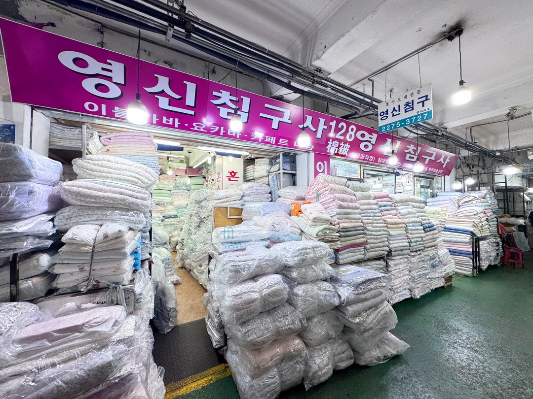 首爾廣藏市場必買棉被｜台灣店員親切介紹，128號冬被、四季被花色多，還能直送回台灣 @猴屁的異想世界