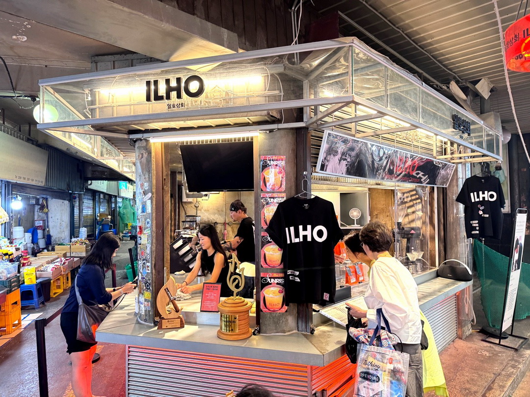 【首爾廣藏市場】人氣爆紅ILHO Coffee，大排隊也要喝的冠軍咖啡，店員顏值超高！ @猴屁的異想世界