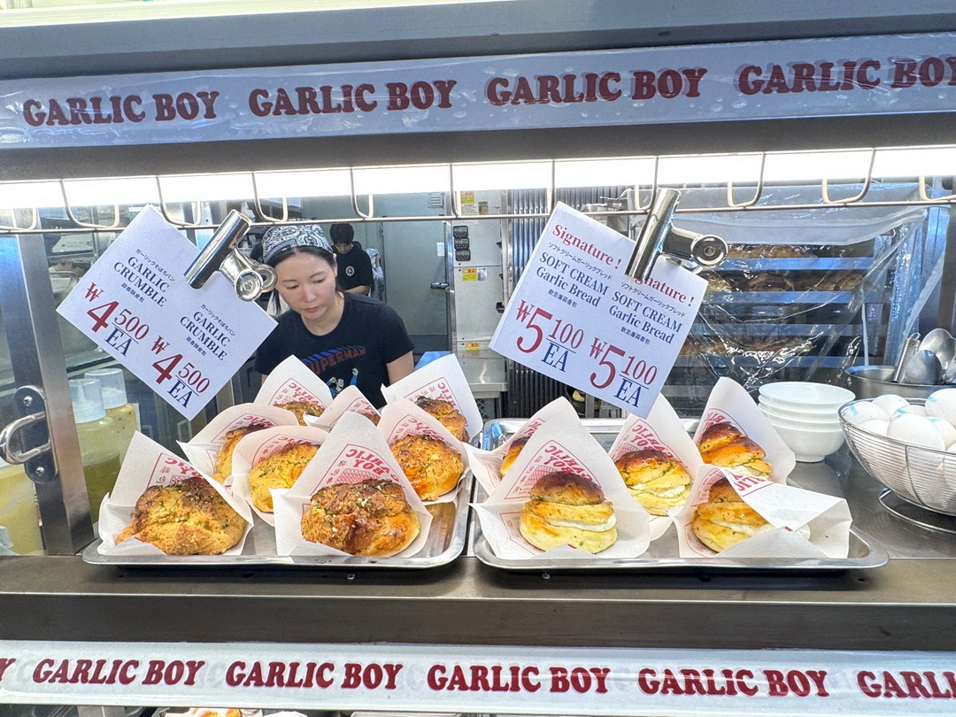 【首爾廣藏市場美食】GARLIC BOY香蒜麵包,爆紅乳酪蒜香麵包必吃,超浮誇餡料排隊也要買! @猴屁的異想世界 【首爾廣藏市場美食】GARLIC BOY香蒜麵包,爆紅乳酪蒜香麵包必吃,超浮誇餡料排隊也要買! @猴屁的異想世界