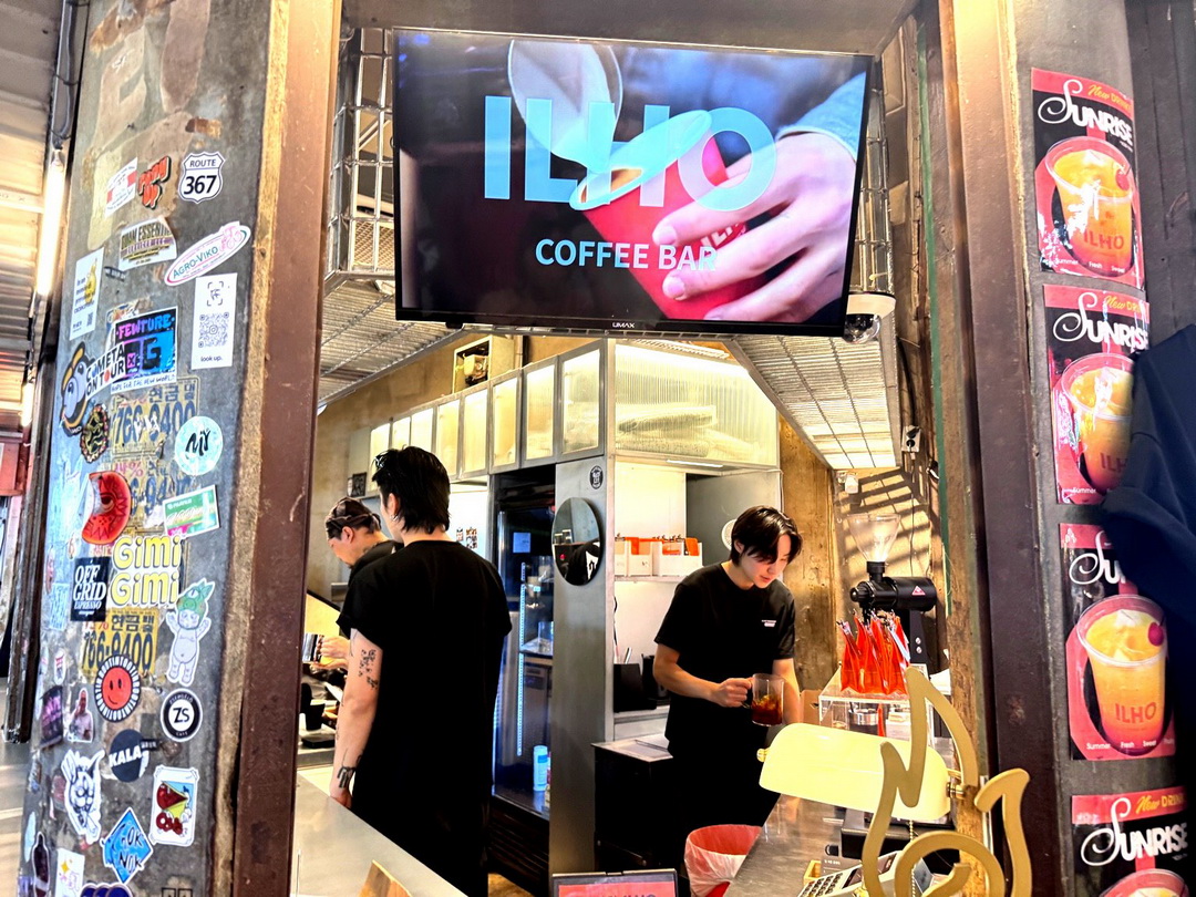 【首爾廣藏市場】人氣爆紅ILHO Coffee，大排隊也要喝的冠軍咖啡，店員顏值超高！ @猴屁的異想世界