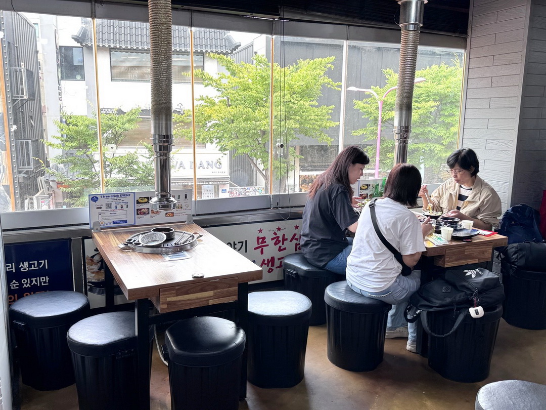 荒謬的生肉弘大店|弘大超狂烤肉吃到飽,每人只要17900韓元,三層肉、梅花肉無限續! @猴屁的異想世界 荒謬的生肉弘大店|弘大超狂烤肉吃到飽,每人只要17900韓元,三層肉、梅花肉無限續! @猴屁的異想世界