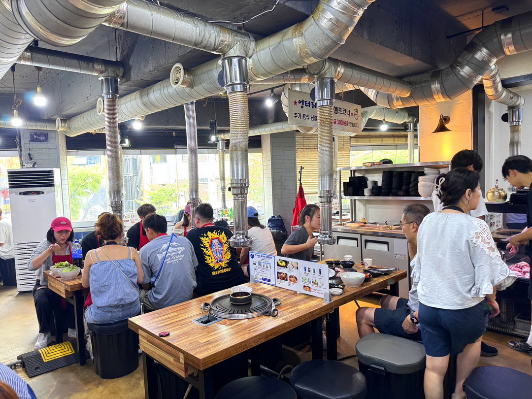 荒謬的生肉弘大店|弘大超狂烤肉吃到飽,每人只要17900韓元,三層肉、梅花肉無限續! @猴屁的異想世界 荒謬的生肉弘大店|弘大超狂烤肉吃到飽,每人只要17900韓元,三層肉、梅花肉無限續! @猴屁的異想世界