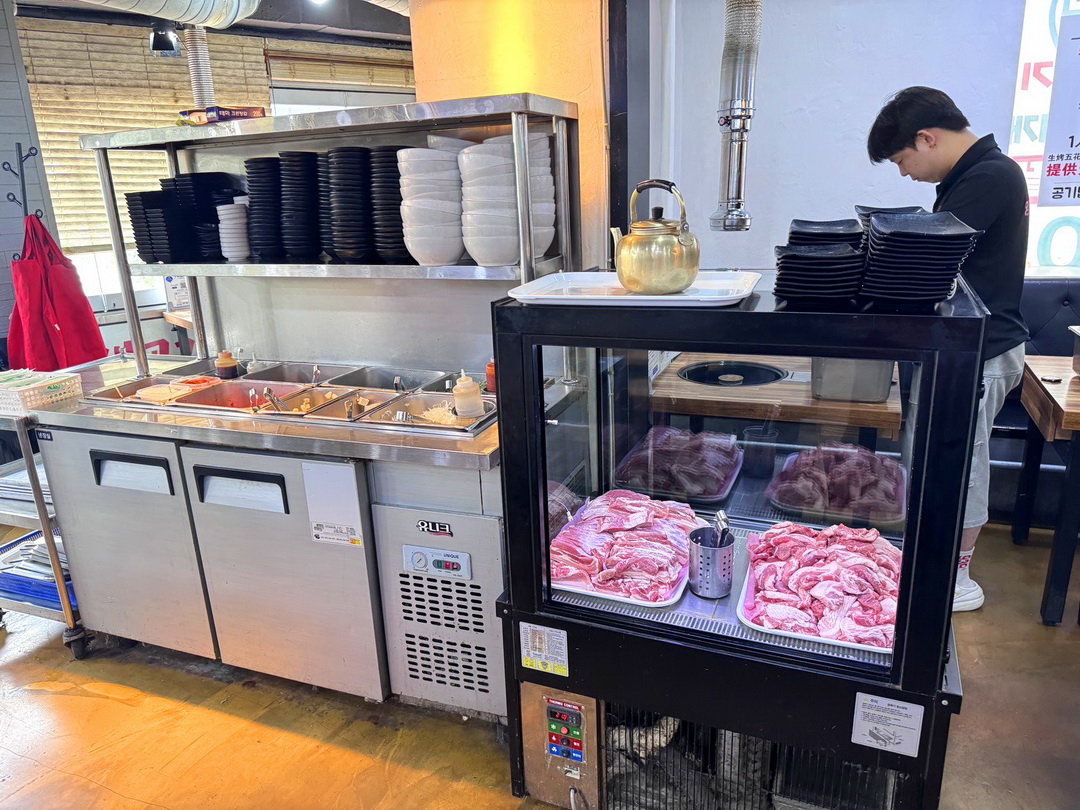 荒謬的生肉弘大店|弘大超狂烤肉吃到飽,每人只要17900韓元,三層肉、梅花肉無限續! @猴屁的異想世界 荒謬的生肉弘大店|弘大超狂烤肉吃到飽,每人只要17900韓元,三層肉、梅花肉無限續! @猴屁的異想世界
