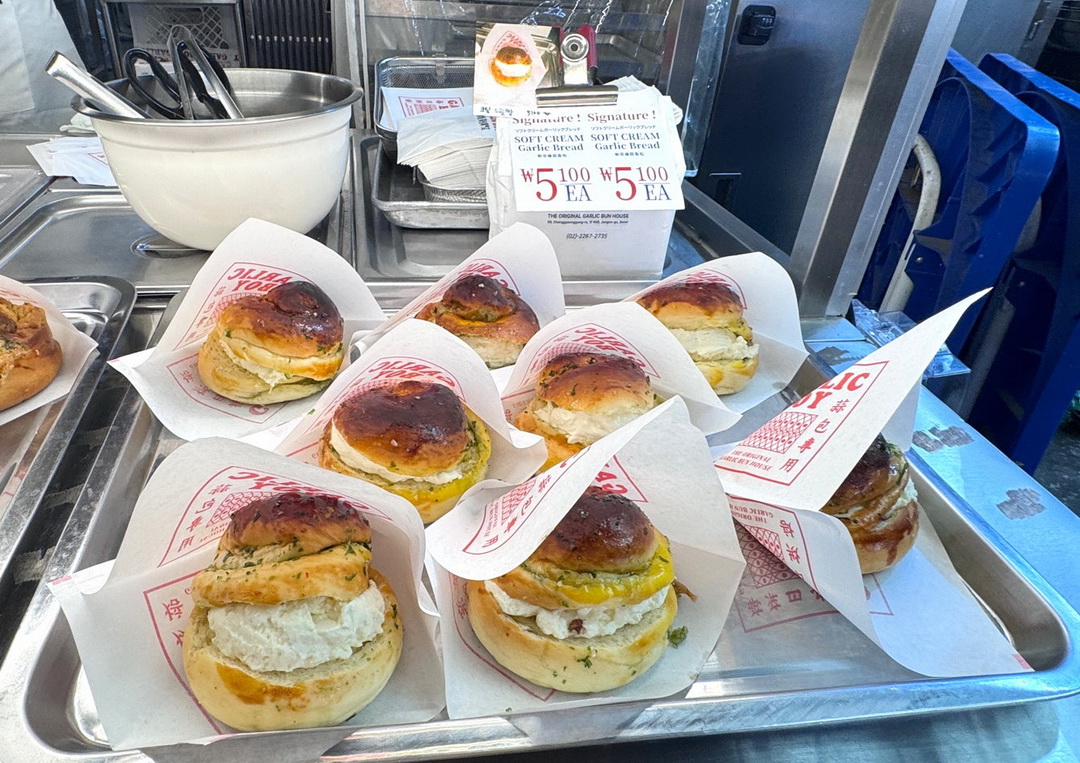 【首爾廣藏市場美食】GARLIC BOY香蒜麵包,爆紅乳酪蒜香麵包必吃,超浮誇餡料排隊也要買! @猴屁的異想世界 【首爾廣藏市場美食】GARLIC BOY香蒜麵包,爆紅乳酪蒜香麵包必吃,超浮誇餡料排隊也要買! @猴屁的異想世界