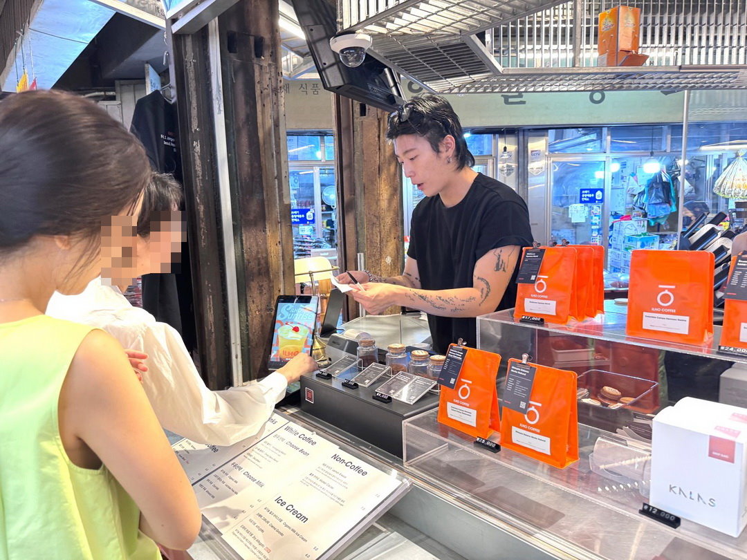 【首爾廣藏市場】人氣爆紅ILHO Coffee，大排隊也要喝的冠軍咖啡，店員顏值超高！ @猴屁的異想世界
