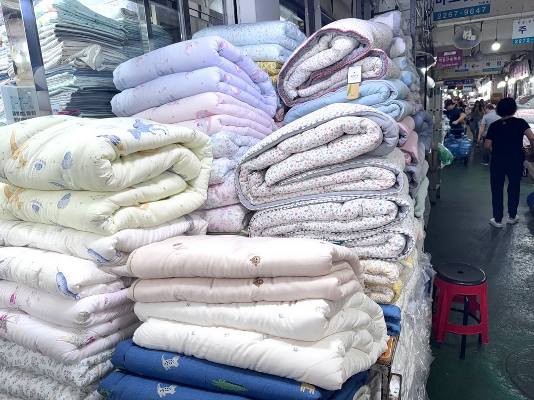 首爾廣藏市場必買棉被｜台灣店員親切介紹，128號冬被、四季被花色多，還能直送回台灣 @猴屁的異想世界