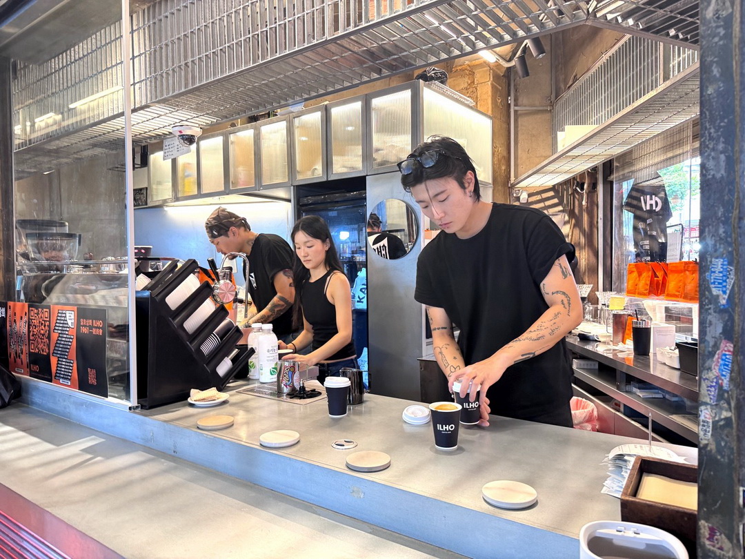 【首爾廣藏市場】人氣爆紅ILHO Coffee，大排隊也要喝的冠軍咖啡，店員顏值超高！ @猴屁的異想世界