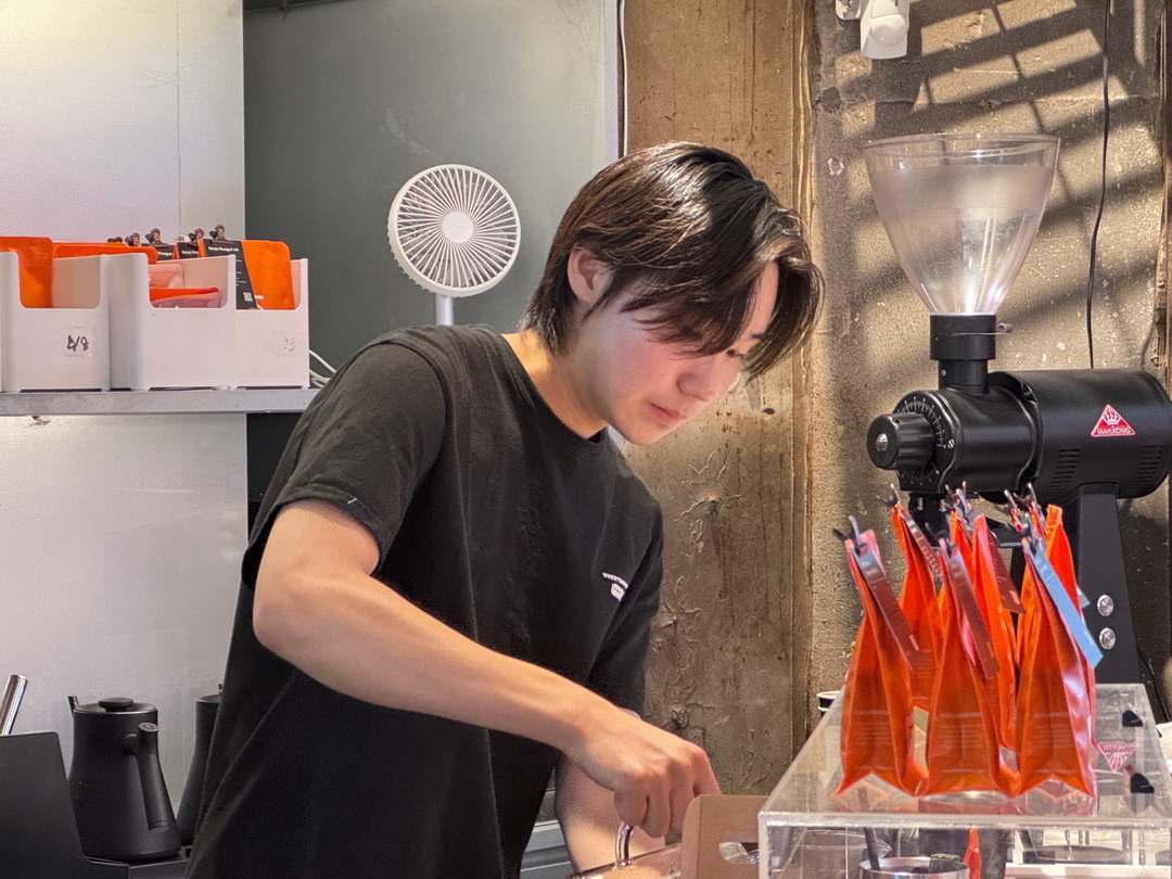 【首爾廣藏市場】人氣爆紅ILHO Coffee，大排隊也要喝的冠軍咖啡，店員顏值超高！ @猴屁的異想世界