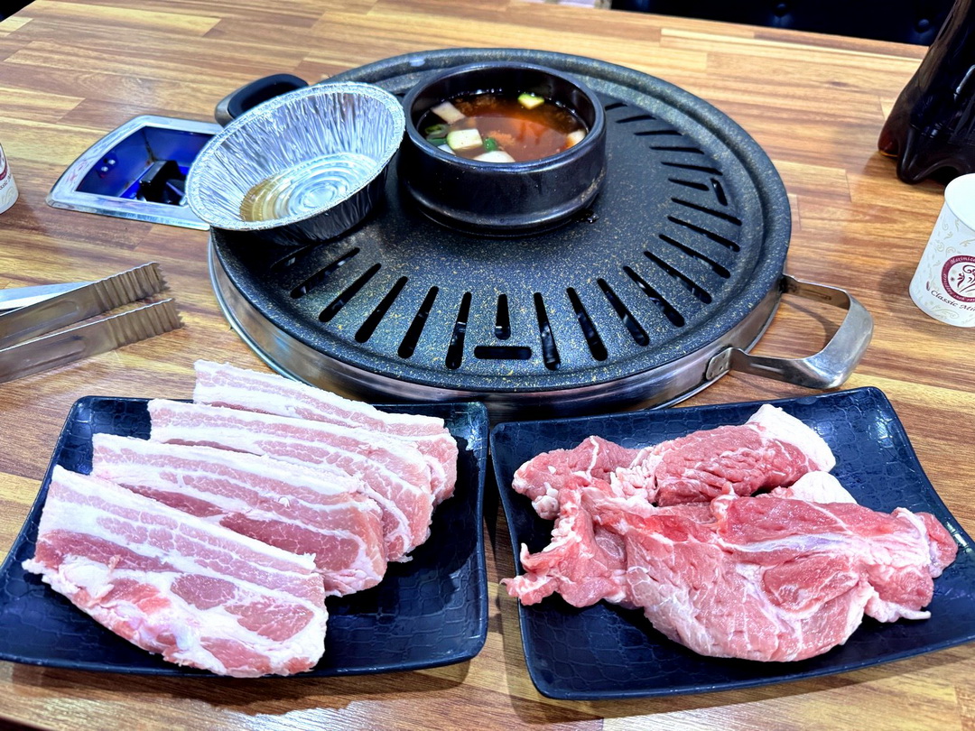荒謬的生肉弘大店|弘大超狂烤肉吃到飽,每人只要17900韓元,三層肉、梅花肉無限續! @猴屁的異想世界 荒謬的生肉弘大店|弘大超狂烤肉吃到飽,每人只要17900韓元,三層肉、梅花肉無限續! @猴屁的異想世界
