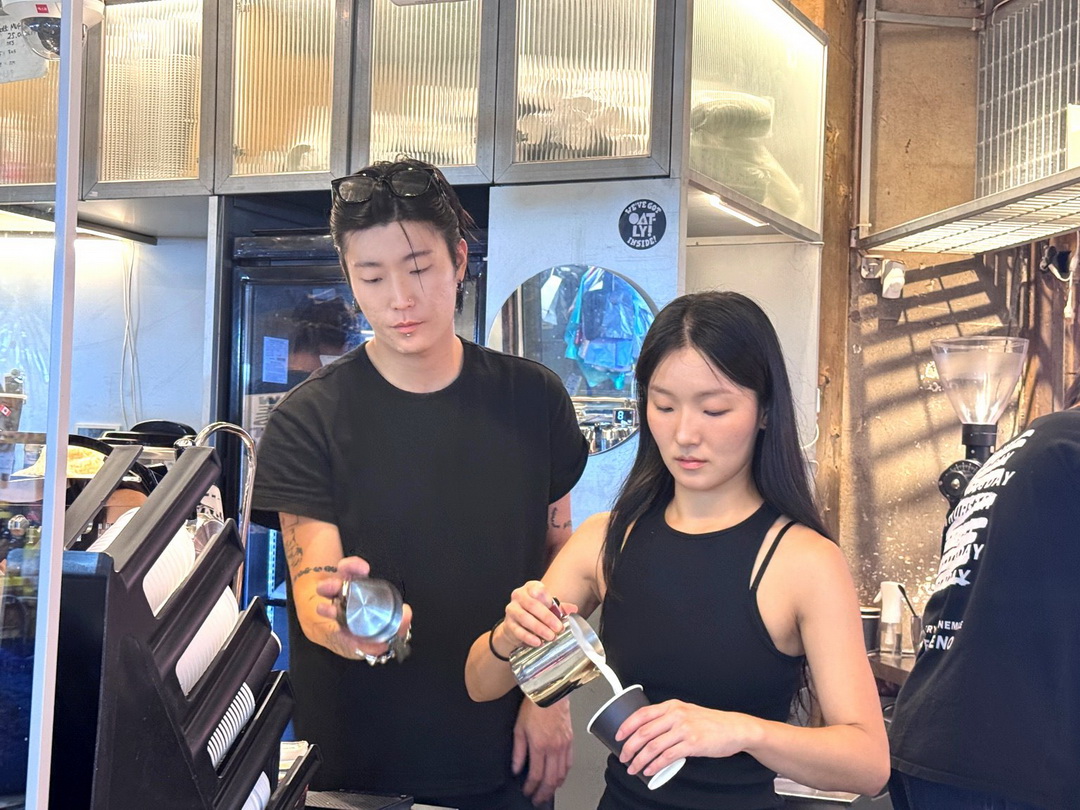 【首爾廣藏市場】人氣爆紅ILHO Coffee，大排隊也要喝的冠軍咖啡，店員顏值超高！ @猴屁的異想世界