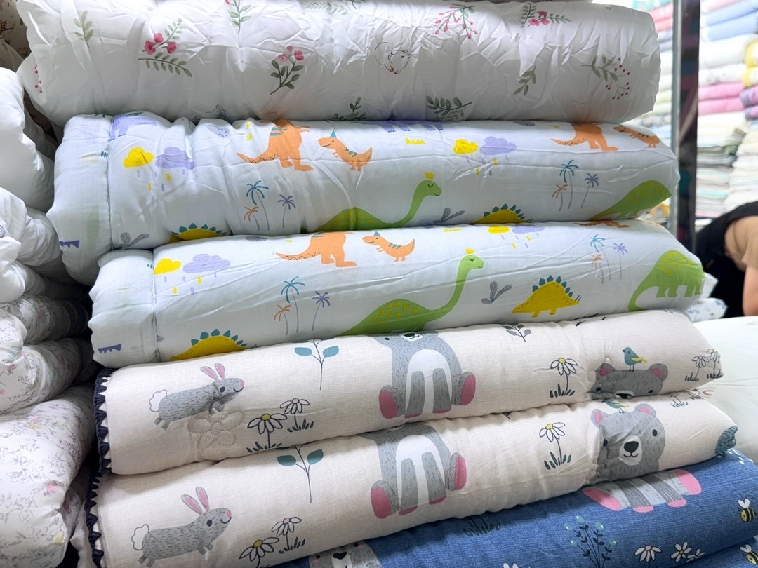 首爾廣藏市場必買棉被｜台灣店員親切介紹，128號冬被、四季被花色多，還能直送回台灣 @猴屁的異想世界