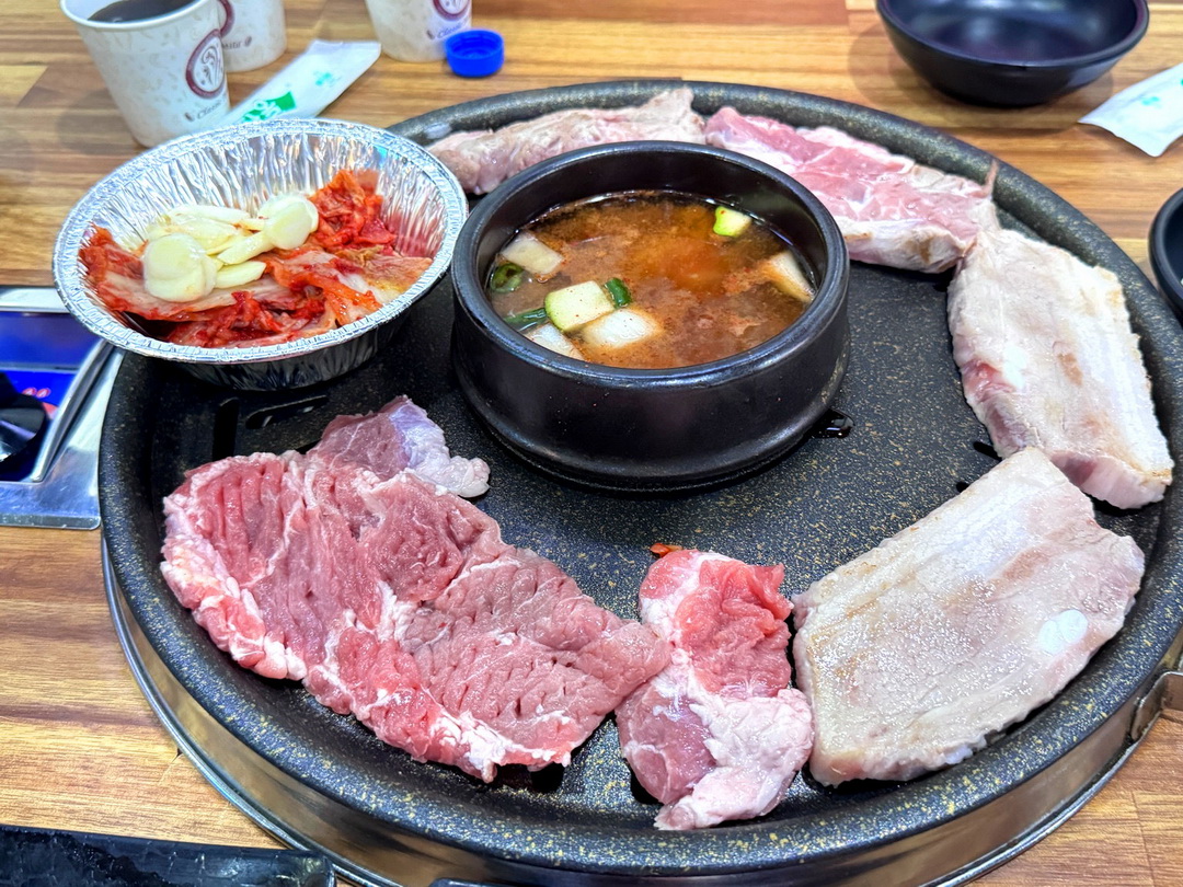 荒謬的生肉弘大店|弘大超狂烤肉吃到飽,每人只要17900韓元,三層肉、梅花肉無限續! @猴屁的異想世界 荒謬的生肉弘大店|弘大超狂烤肉吃到飽,每人只要17900韓元,三層肉、梅花肉無限續! @猴屁的異想世界