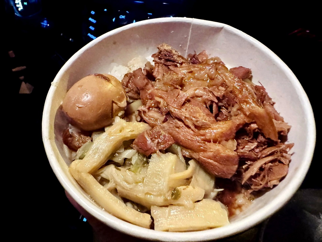 【五燈獎內湖店】內湖竟然也有五燈獎，腿庫飯必點，貴一點但肉很多