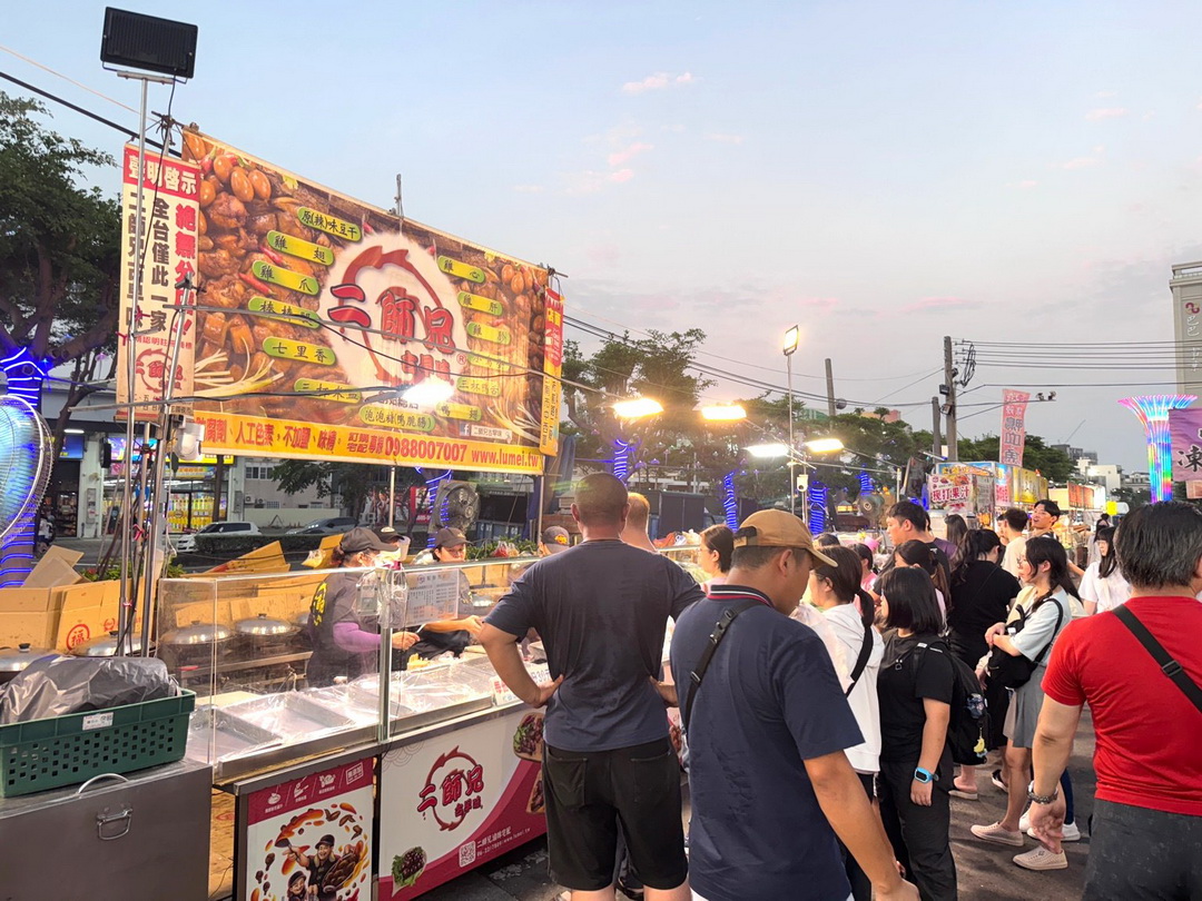 【二師兄古早味滷味】台南花園夜市排隊名店，雞翅、甜不辣、鴨翅滷到入味香氣爆棚 @猴屁的異想世界