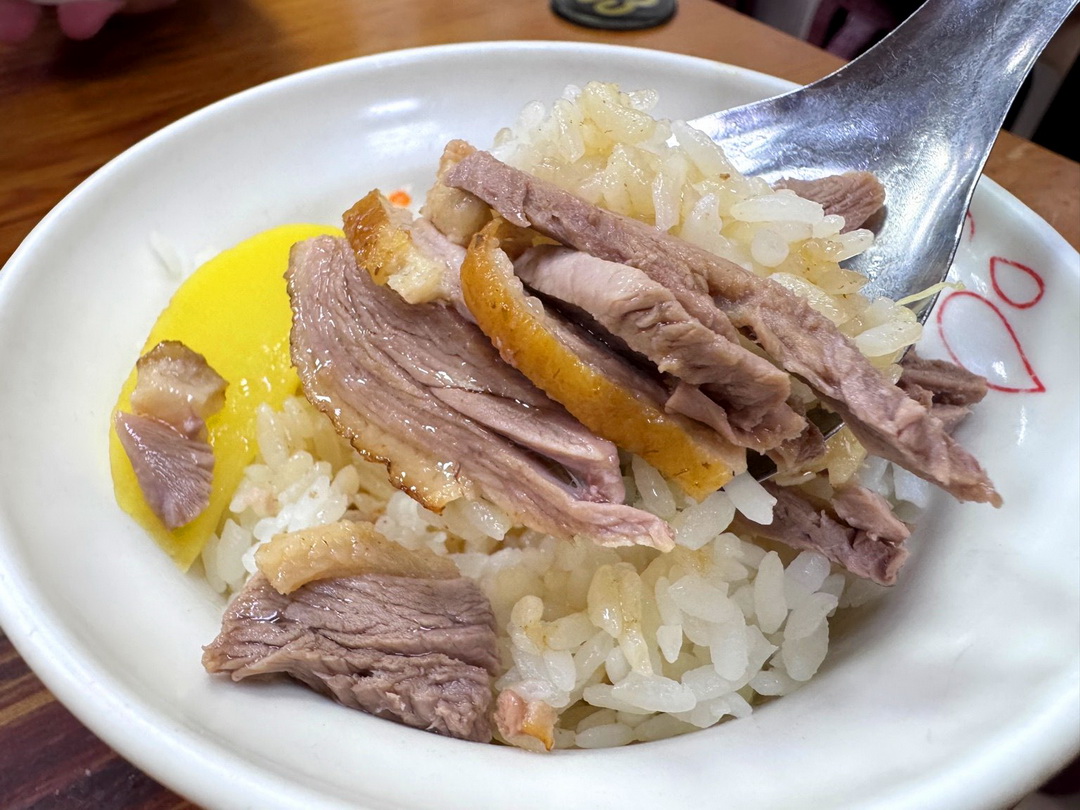 【侯記鴨肉飯】高雄必比登推薦老字號鴨肉飯，在地人激推40年人氣美食，鴨肉香嫩飯香四溢 @猴屁的異想世界