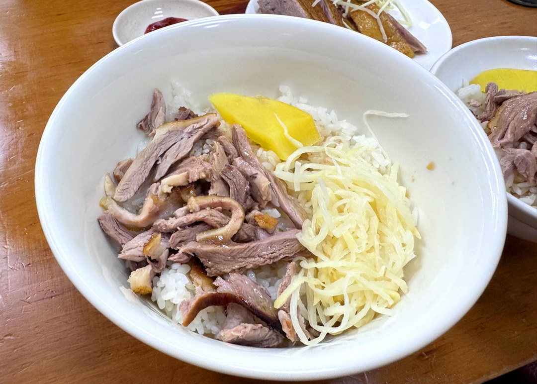 【侯記鴨肉飯】高雄必比登推薦老字號鴨肉飯，在地人激推40年人氣美食，鴨肉香嫩飯香四溢 @猴屁的異想世界