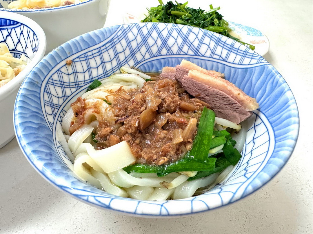 【鴨肉和】高雄超人氣鴨肉飯，排隊人潮滿滿，鴨肉湯一整隻腿超澎湃 @猴屁的異想世界