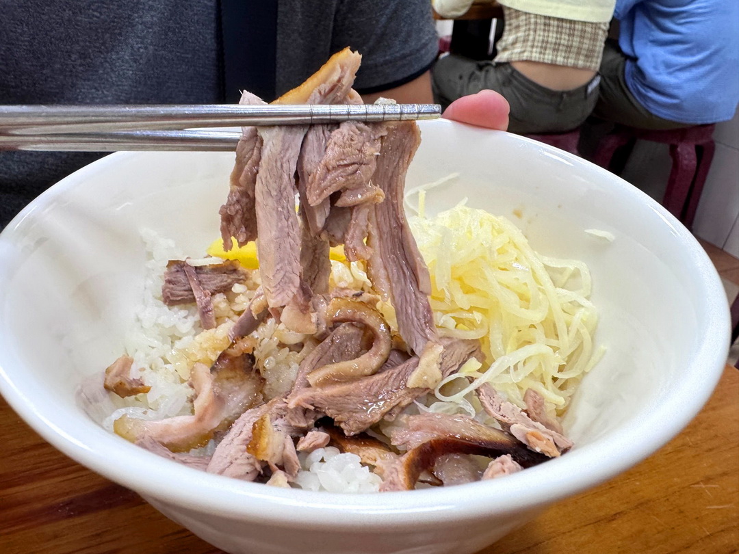 【侯記鴨肉飯】高雄必比登推薦老字號鴨肉飯，在地人激推40年人氣美食，鴨肉香嫩飯香四溢 @猴屁的異想世界