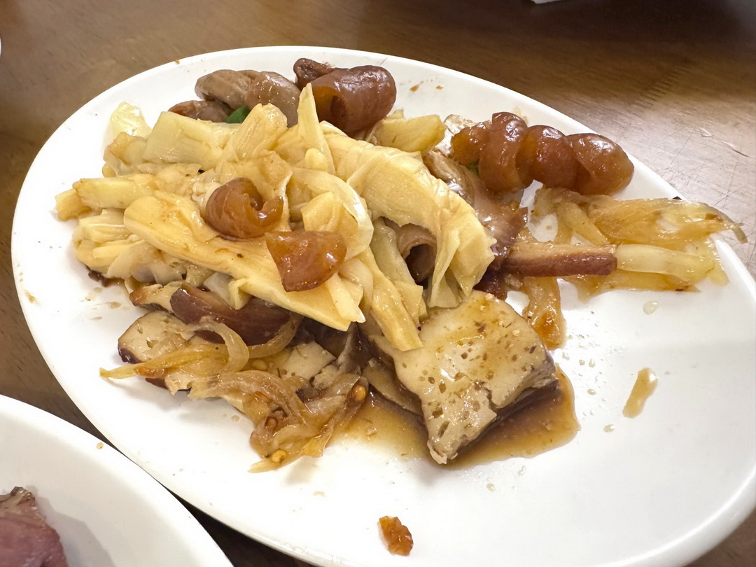 士官長野地餐廳|台中無菜單吃到飽只要400元!土官長酸菜白肉鍋、手工蔥油餅、湖南臘味超澎湃 @猴屁的異想世界 士官長野地餐廳|台中無菜單吃到飽只要400元!土官長酸菜白肉鍋、手工蔥油餅、湖南臘味超澎湃 @猴屁的異想世界