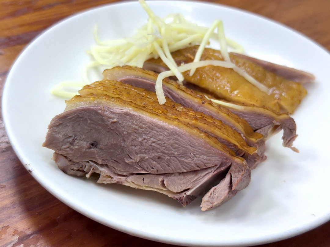 【侯記鴨肉飯】高雄必比登推薦老字號鴨肉飯，在地人激推40年人氣美食，鴨肉香嫩飯香四溢 @猴屁的異想世界