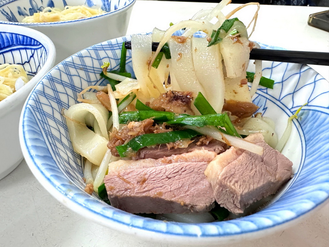 【鴨肉和】高雄超人氣鴨肉飯，排隊人潮滿滿，鴨肉湯一整隻腿超澎湃 @猴屁的異想世界