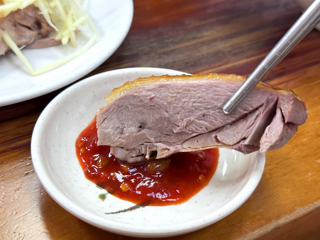 【侯記鴨肉飯】高雄必比登推薦老字號鴨肉飯，在地人激推40年人氣美食，鴨肉香嫩飯香四溢 @猴屁的異想世界