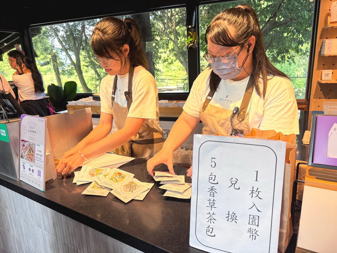 台中景點推薦｜新社薰衣草森林夢幻花海好好拍，門票可換茶包5包，冰淇淋買一送一超划算 @猴屁的異想世界