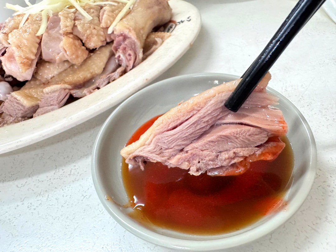 【鴨肉和】高雄超人氣鴨肉飯，排隊人潮滿滿，鴨肉湯一整隻腿超澎湃 @猴屁的異想世界