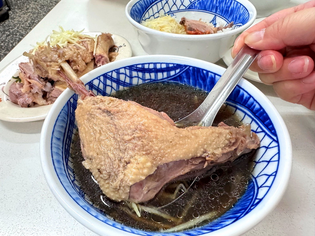 【鴨肉和】高雄超人氣鴨肉飯，排隊人潮滿滿，鴨肉湯一整隻腿超澎湃 @猴屁的異想世界
