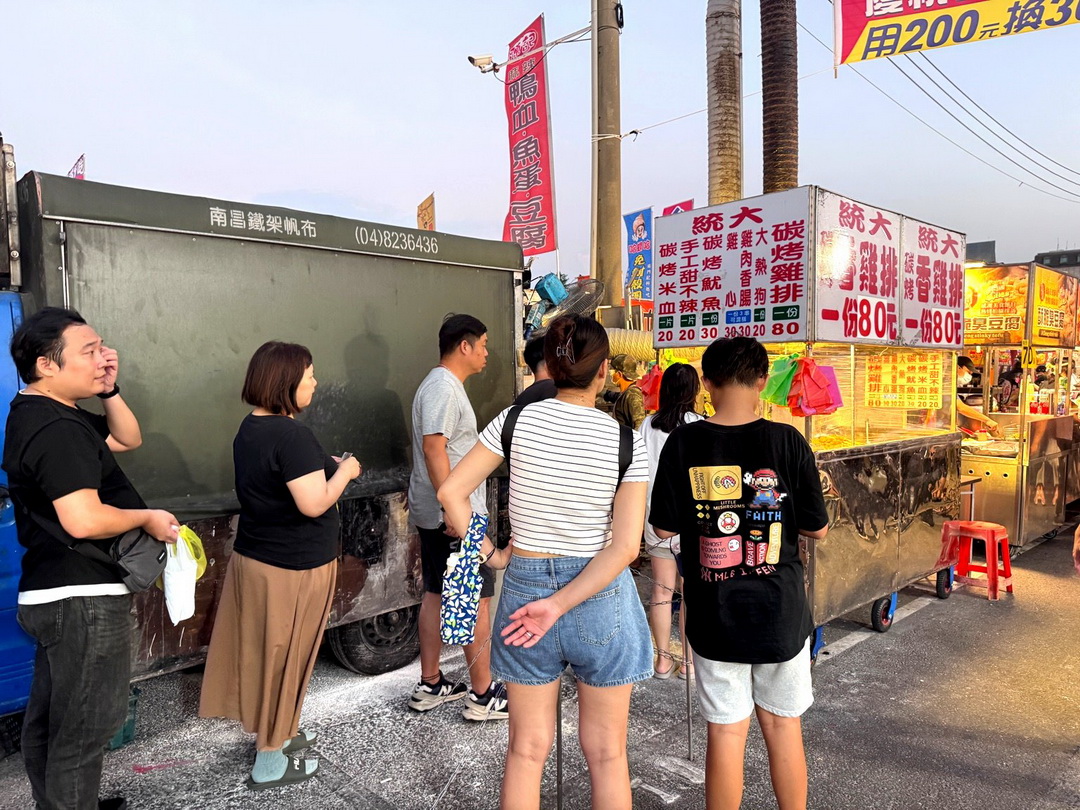 【統大碳烤香雞排】台南花園夜市超人氣排隊雞排店,外酥內嫩超香,雞肉香腸、雞心串通通必吃! @猴屁的異想世界 【統大碳烤香雞排】台南花園夜市超人氣排隊雞排店,外酥內嫩超香,雞肉香腸、雞心串通通必吃! @猴屁的異想世界