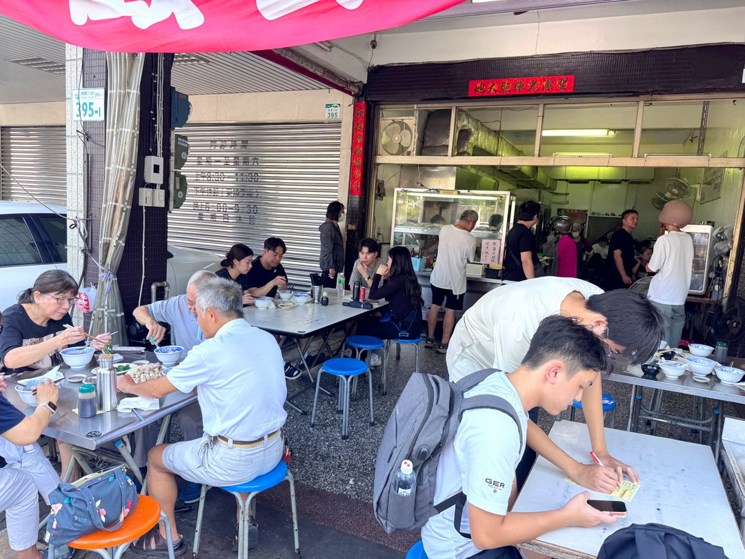【鴨肉和】高雄超人氣鴨肉飯，排隊人潮滿滿，鴨肉湯一整隻腿超澎湃 @猴屁的異想世界