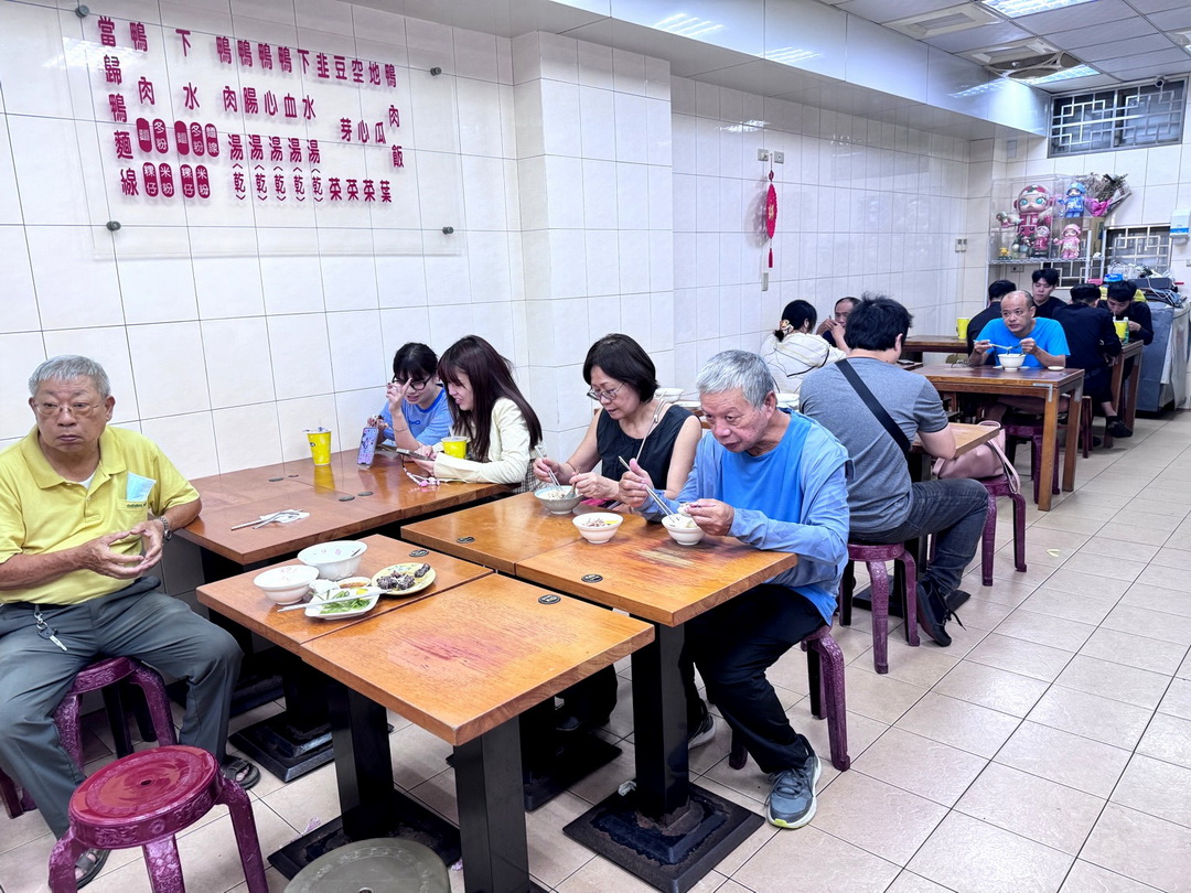 【侯記鴨肉飯】高雄必比登推薦老字號鴨肉飯，在地人激推40年人氣美食，鴨肉香嫩飯香四溢 @猴屁的異想世界