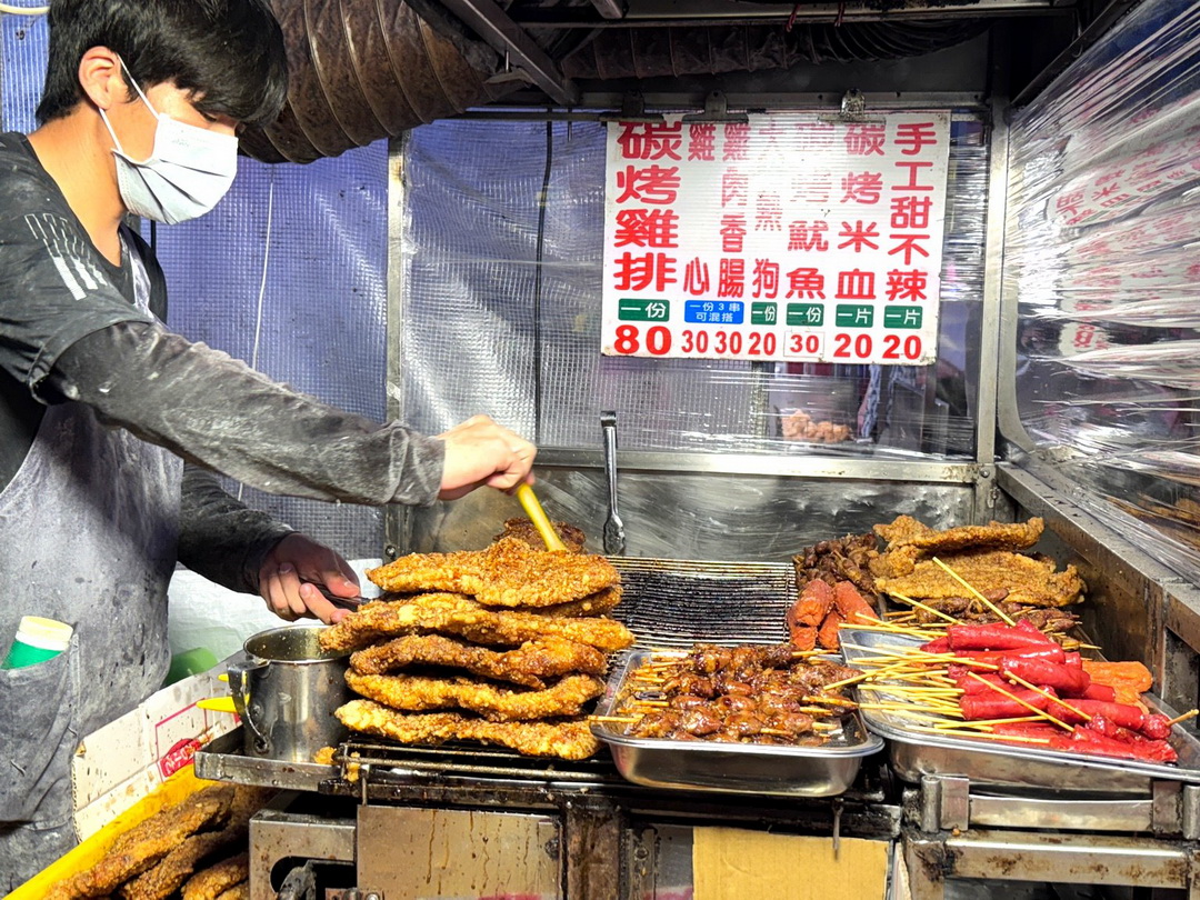 【統大碳烤香雞排】台南花園夜市超人氣排隊雞排店,外酥內嫩超香,雞肉香腸、雞心串通通必吃! @猴屁的異想世界 【統大碳烤香雞排】台南花園夜市超人氣排隊雞排店,外酥內嫩超香,雞肉香腸、雞心串通通必吃! @猴屁的異想世界