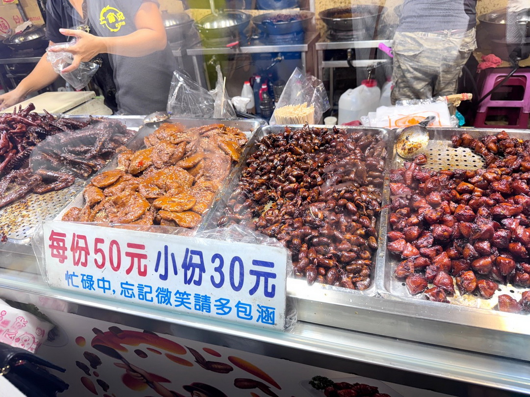 【二師兄古早味滷味】台南花園夜市排隊名店，雞翅、甜不辣、鴨翅滷到入味香氣爆棚 @猴屁的異想世界