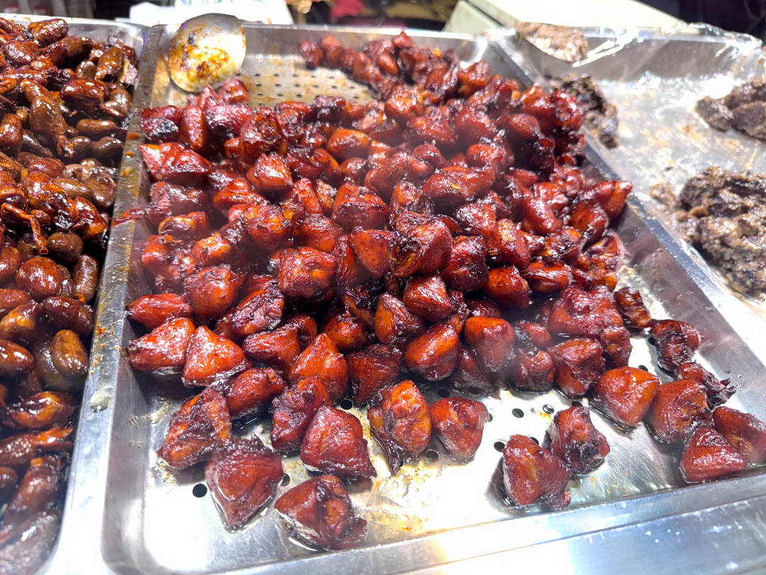 【二師兄古早味滷味】台南花園夜市排隊名店，雞翅、甜不辣、鴨翅滷到入味香氣爆棚 @猴屁的異想世界